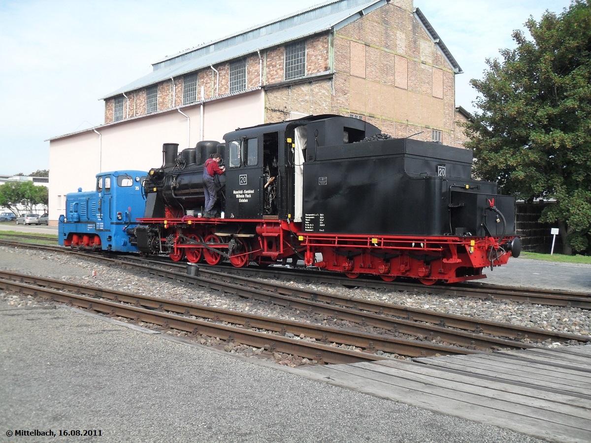 Am 16.08.2011 steht Lok 20 vor Lok 35 im Bahnhof Benndorf und wird fr die am 17.08.2011 bevorstehende (Wider)einweihungsfahrt, nachdem sie bei einem Zugzusammensto auf der Lnitzgrundbahn am 12.09.2009 schwer beschdigt worden ist vorbereitet.