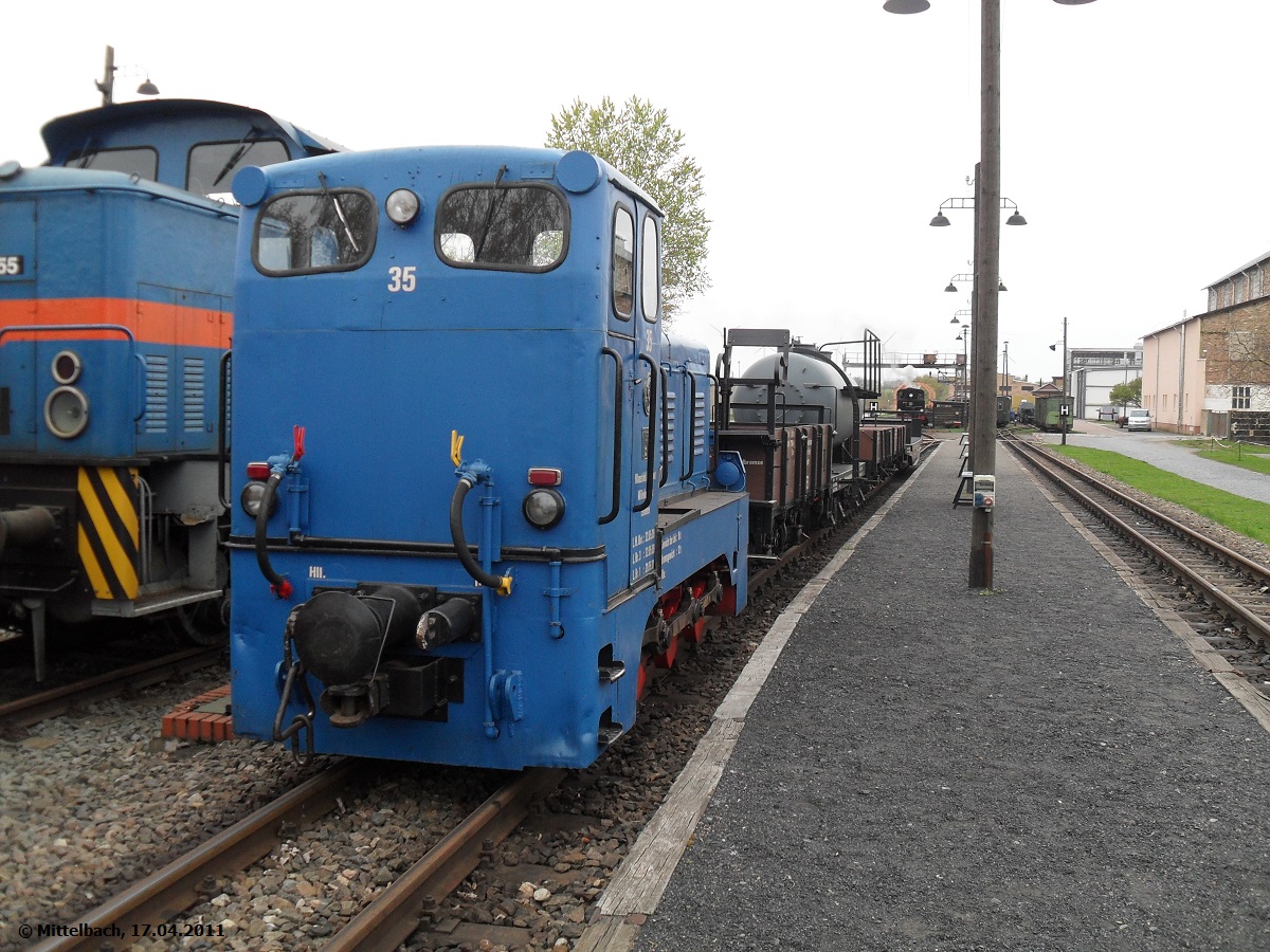 Am 17.04.2011 steht Lok 35 in Benndorf mit einem gemischten Gterzug zur Abfahrt in Richtung Hettstedt-Kupferkammerhtte bereit. 