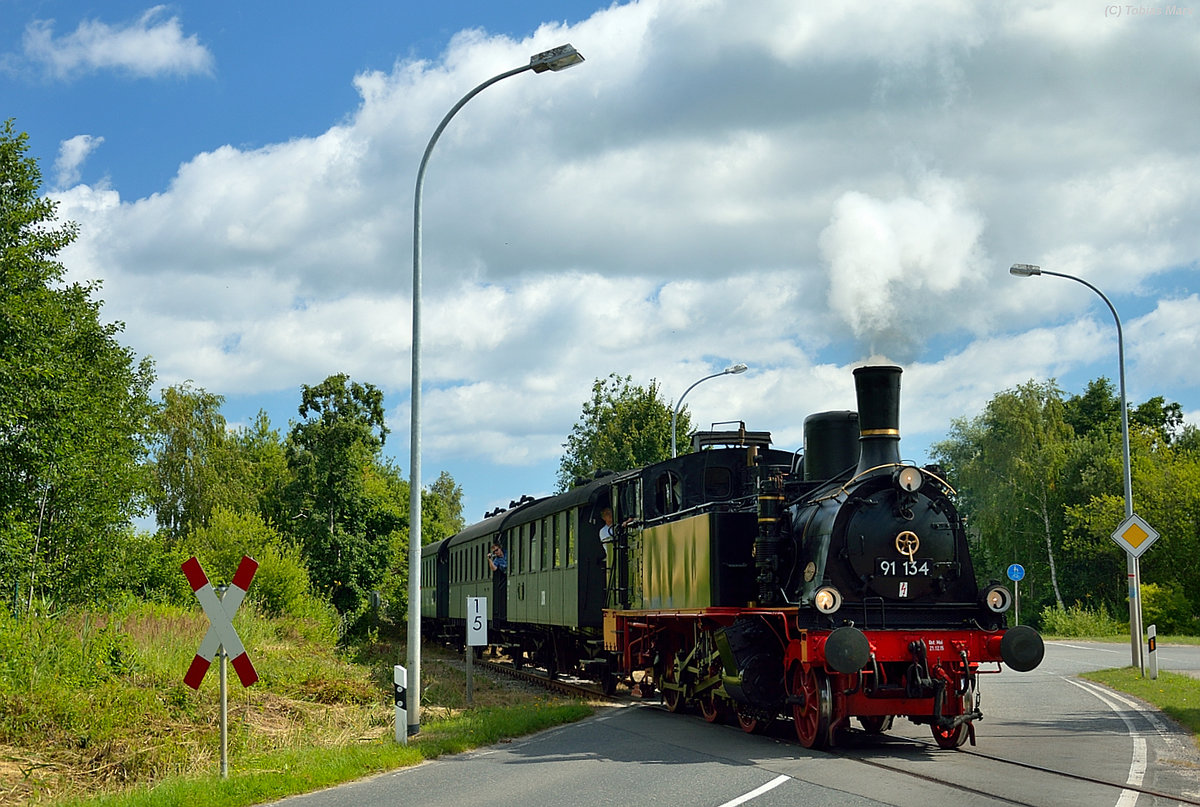 Am 17.07.2016 war 91 134 und 112 703 zwischen Greifswald und Ladebow unterwegs. Hier überquert die 91 134 des Eisenbahn und Technikmuseum Schwerin den Bahnübergang vor dem Greifswalder Museumshafen