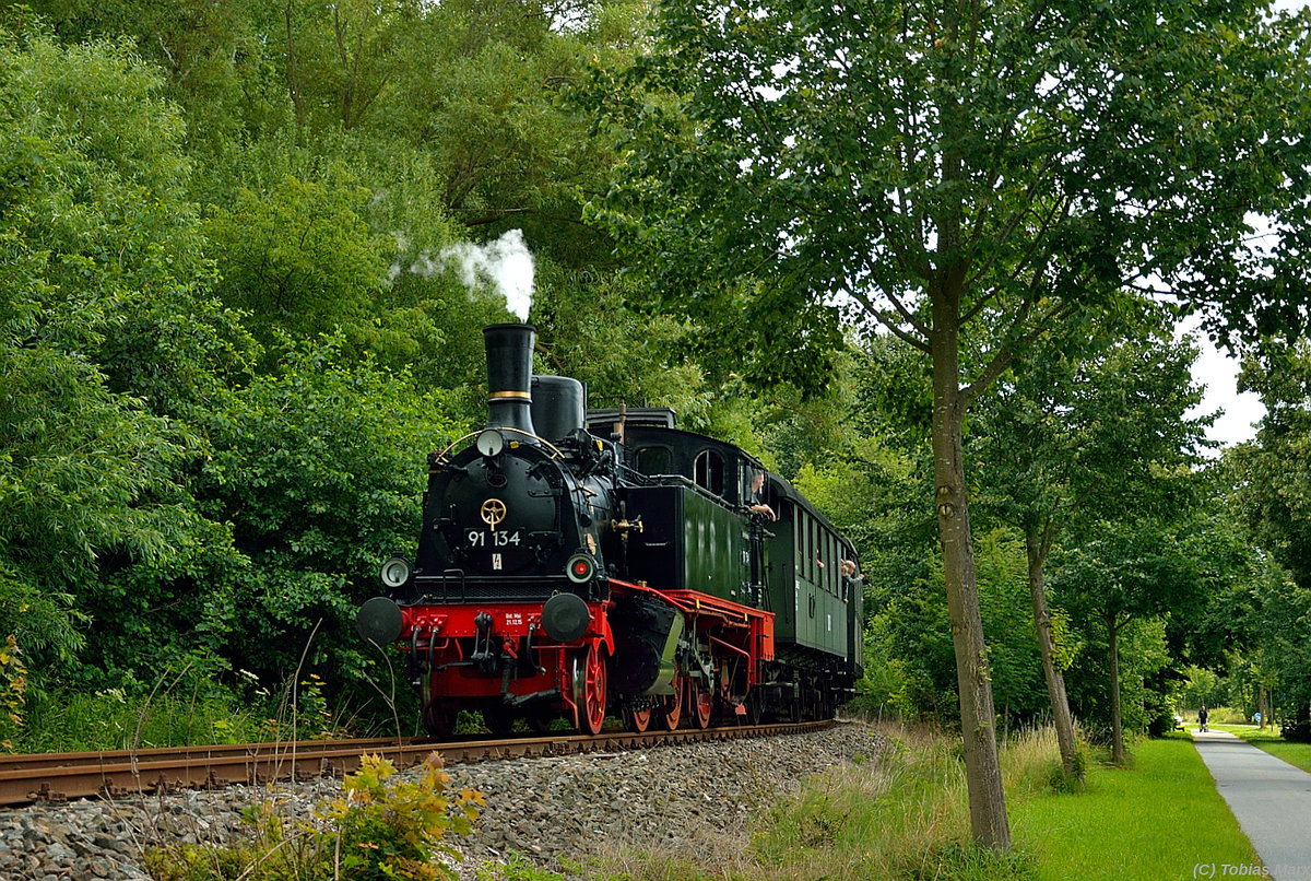 Am 17.07.2016 war 91 134 und 112 703 zwischen Greifswald und Ladebow unterwegs. Am Zugschluss des von 112 703 geführten Zug hing die 91 134 des Technikmuseum Schwerin