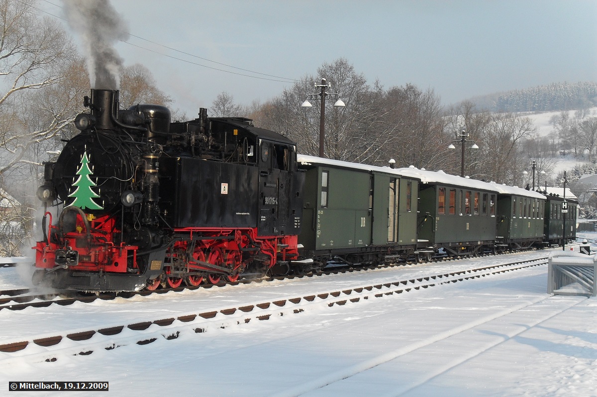 Am 19.12.2009 wartet in Steinbach 99 1715-4 auf Abfahrt in Richtung Jhstadt.