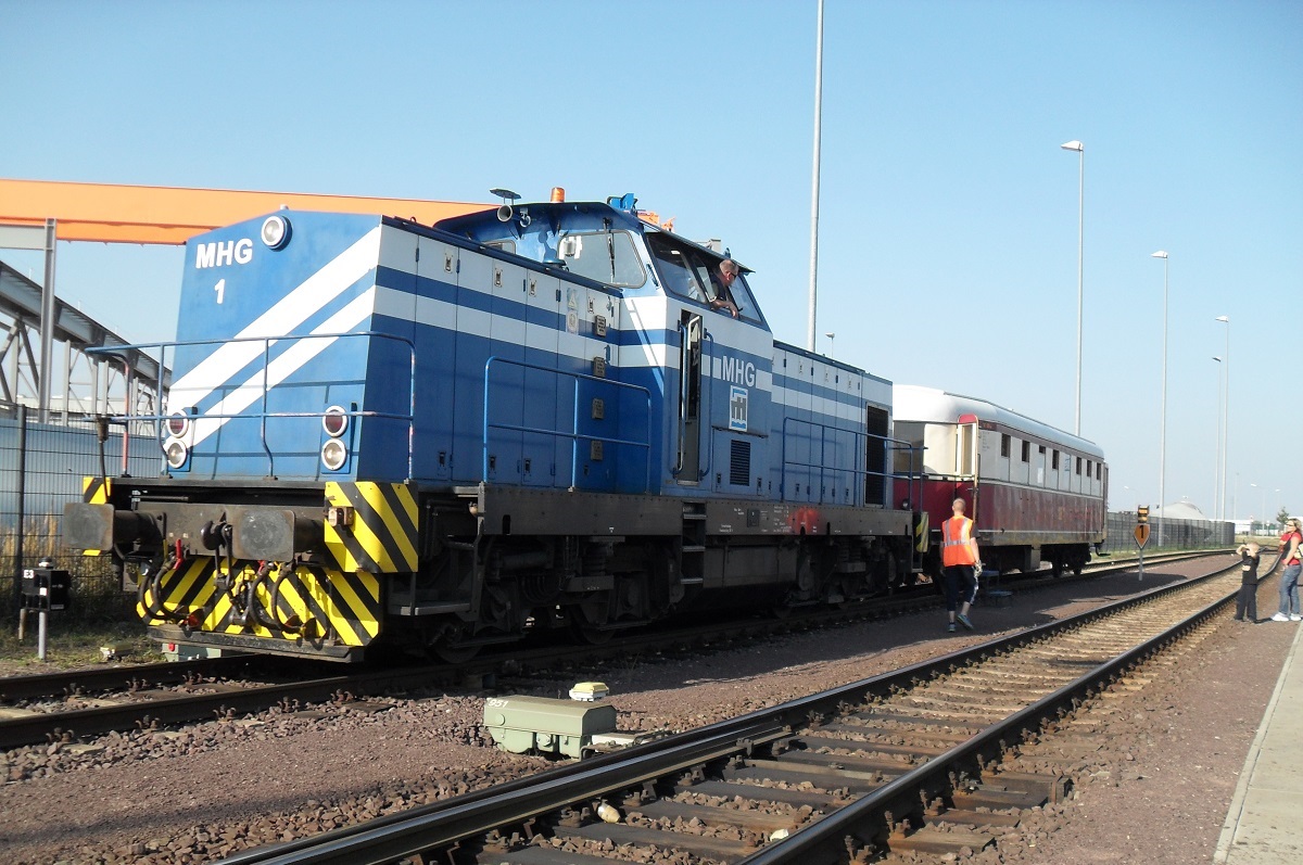 Am 20.09.2009 habe ich diese Ost-V100 beim Hafenbahnfest, als dieses Gespann Rundfahrten auf dem Magdeburger Hafen machte aufgenommen.