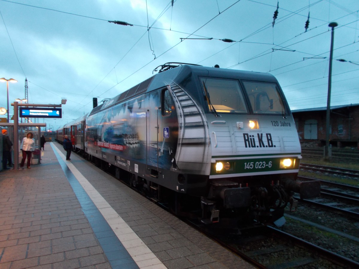 Am 20.Dezember 2014 wurde die neue PRESS Werbelok 145 023 in Bergen/R�gen pr�sentiert die an den Seitenw�nden f�r den Rasenden Roland wirbt.