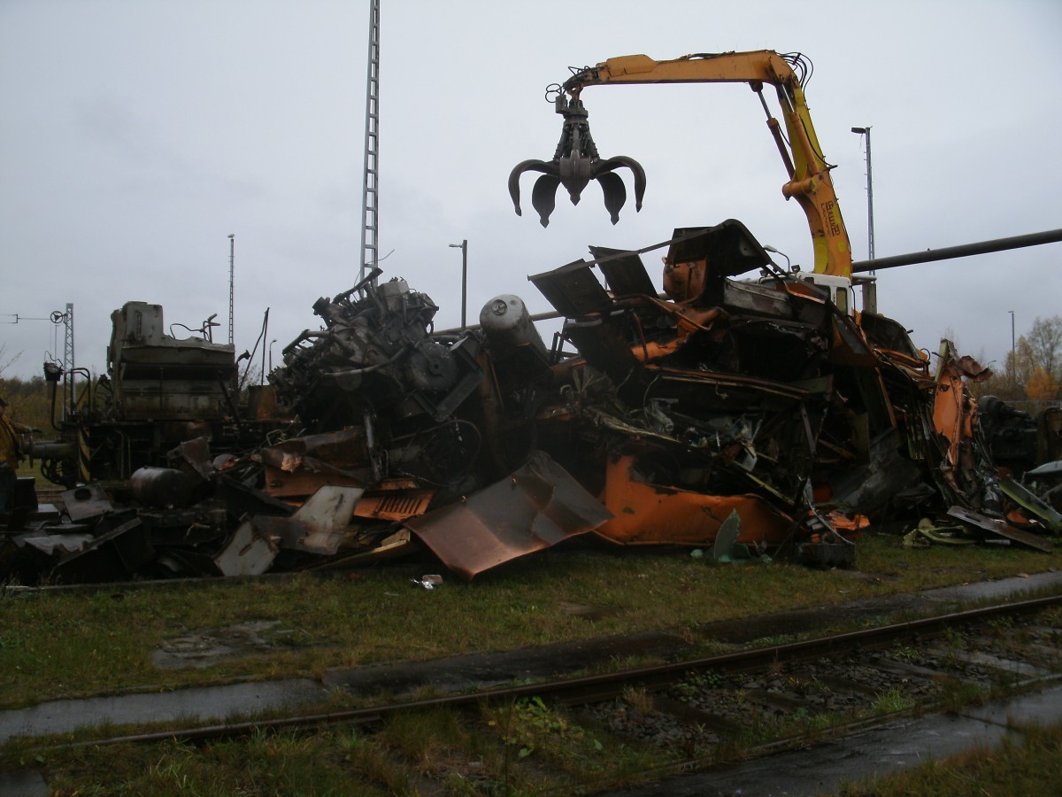 Am 20.November 2013 wurden 347 036,347 140 und 347 141 in Mukran verschrottet.Dieser Schrotthaufen war der Rest von 347 140 und 347 141.