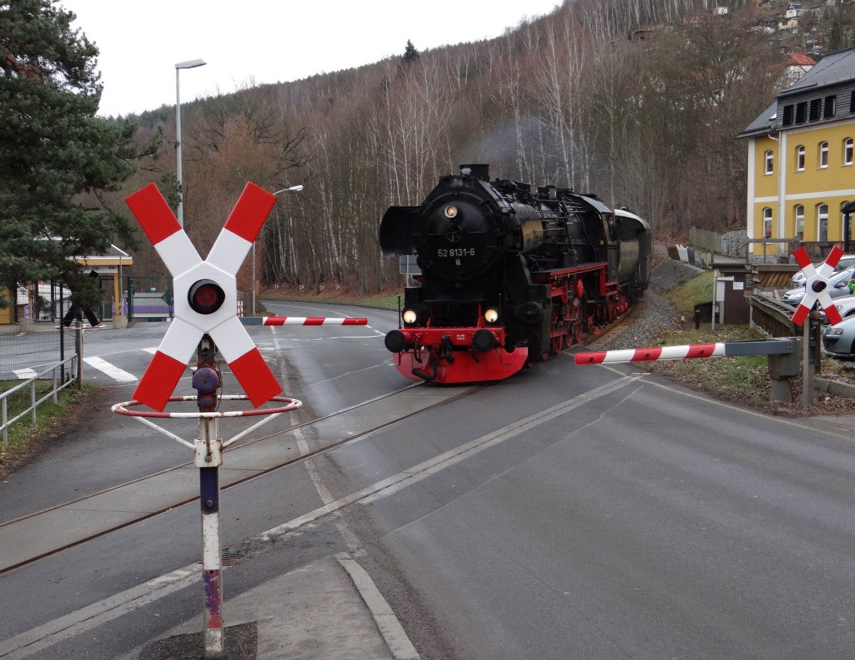 Am 22.12.13 fuhr der Berliner Sonderzug nach Annaberg-Buchholz. Da die Berliner 52er defekt war,fuhr die 52 8131-6 aus Nossen. Hier zusehen bei der Einfahrt in Aue/Sachs.
Bild des Monats Dezember 2013.