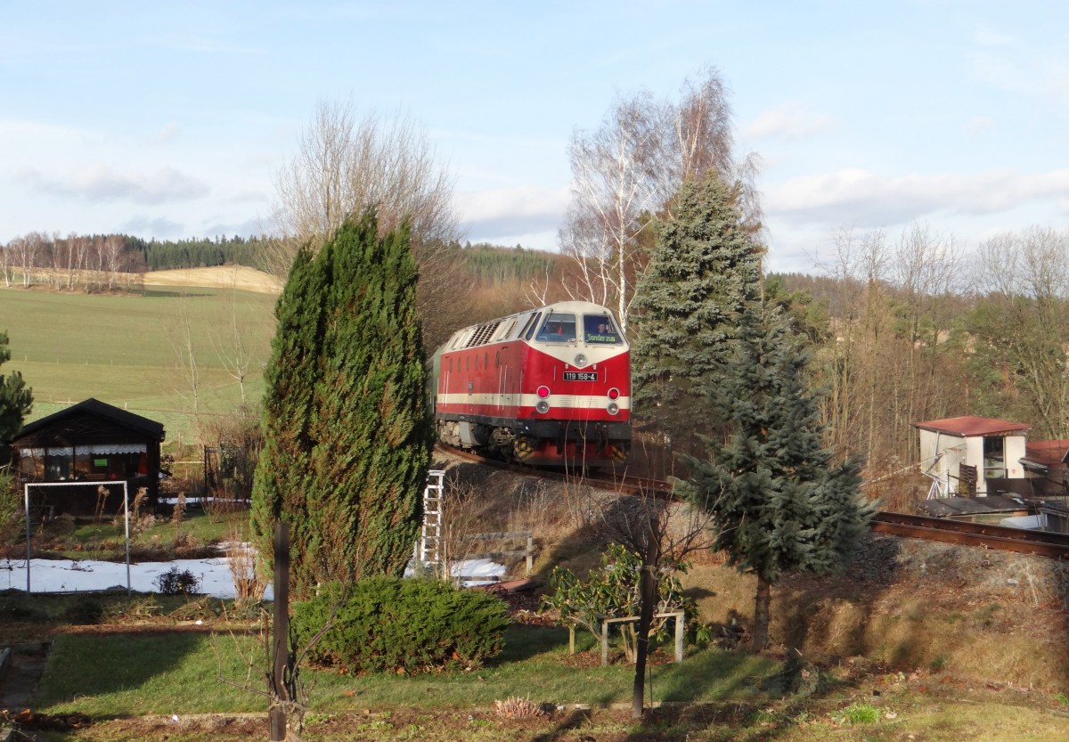 Am 22.12.13 fuhr der Berliner Sonderzug nach Annaberg-Buchholz. Da die Berliner 52er defekt war,fuhr die 52 8131-6 aus Nossen. Hier zusehen in Sehma mit der Schublok 119 158.