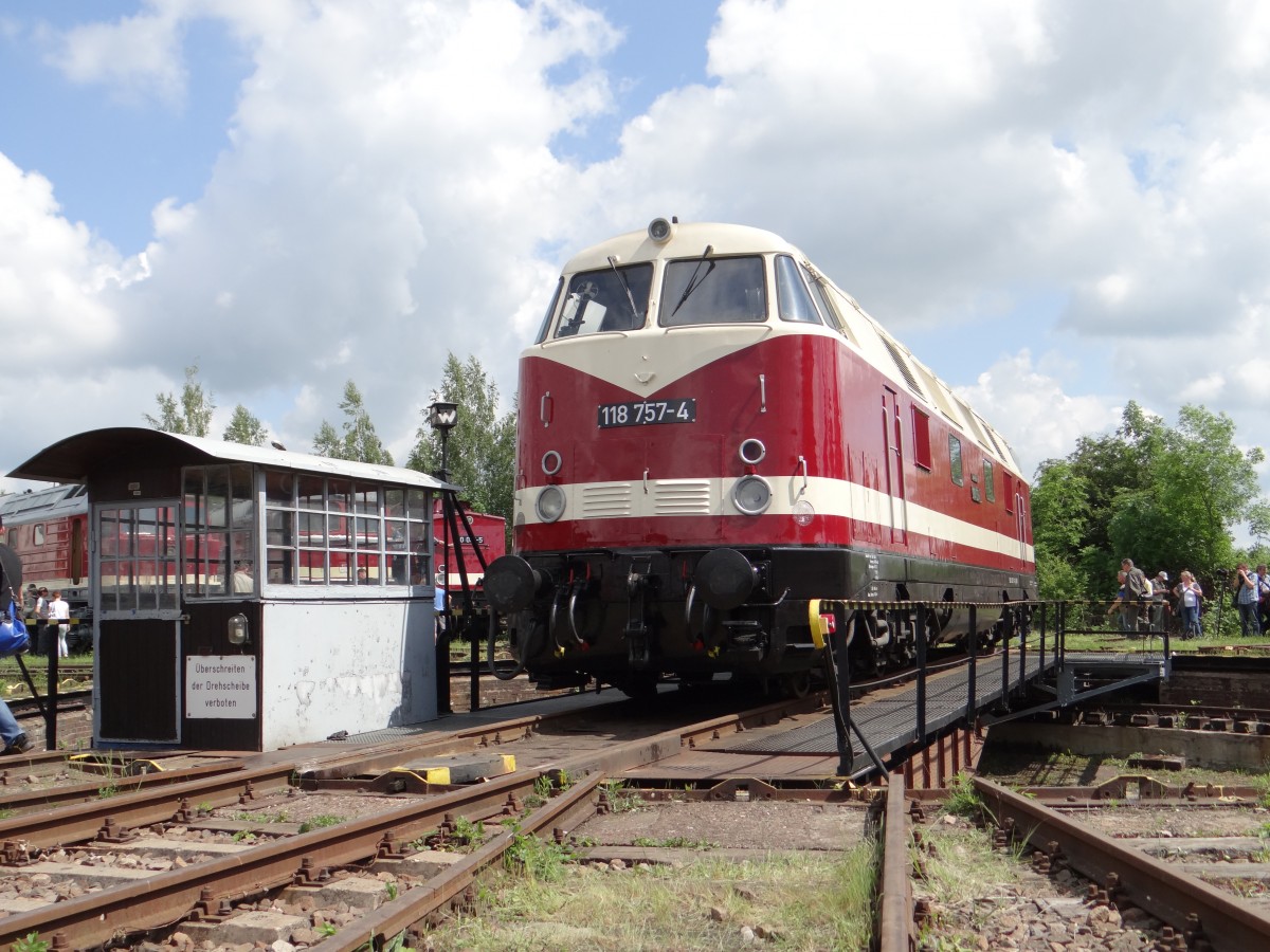 Am 24.05.14 war in Weimar beim TEV 118er Treffen. Zusehen 118 757 auf der Drehscheibe.