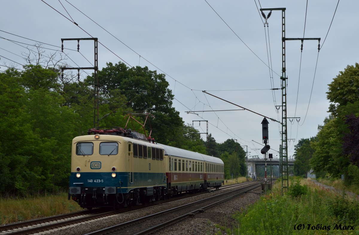 Am 24.06.2015 fuhr das DB Museum Koblenz mit 140 423 von Nrnberg nach Koblenz. Hier ist der Zug kurz hinter der Stockschneise zusehen. Wenige Minuten spter hat er den Bahnhof Weiterstadt mit knapp 30 Minuten Vorplan passiert.