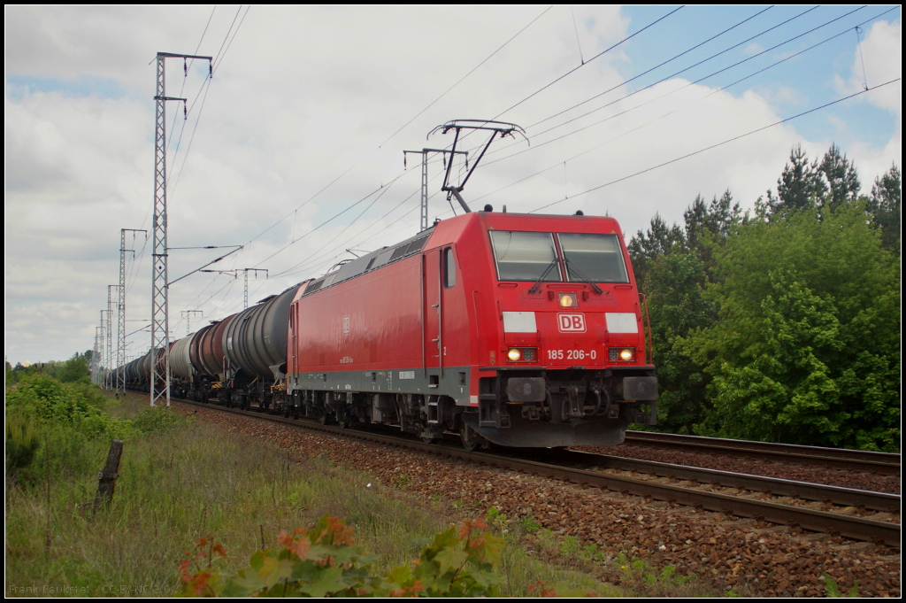 Am 26.05.2017 fuhr DB Cargo 185 206-0 mit einem Kesselwagenzug durch die Berliner Wuhlheide