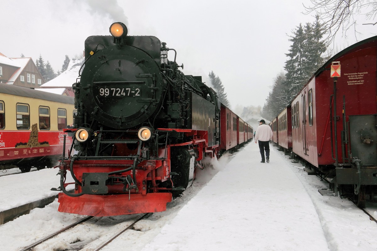 Am 27. Januar 2013 steht 99 7247-2 im Bahnhof Drei Annen Hohne zur Weiterfahrt in Richtung Nordhausen bereit. 