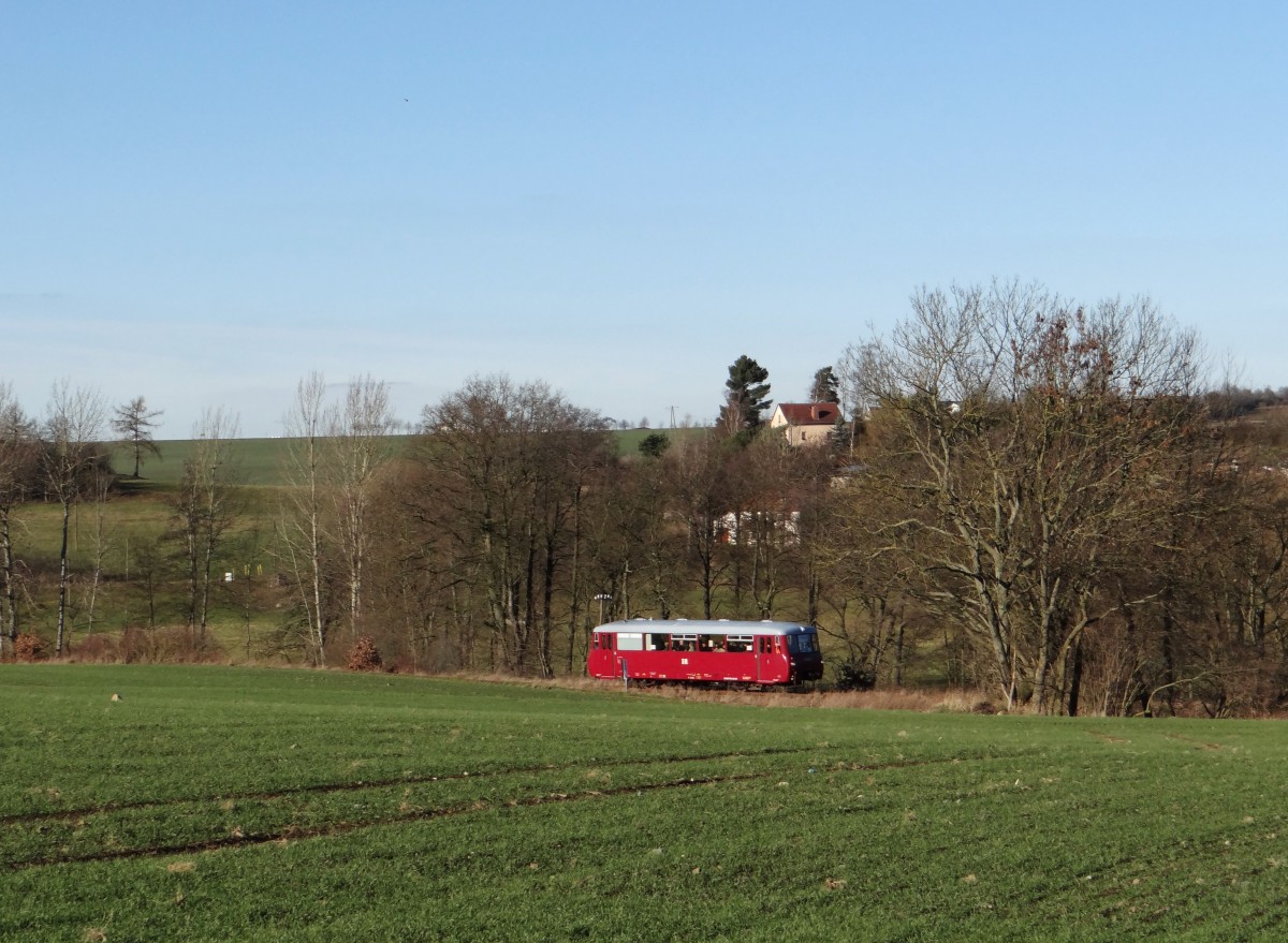 Am 30.12.13 gab es eine Abschlussfahrt mit 171 056 zwischen Schönberg/v. und Scleiz West. Hier zusehen zwischen Schleiz und Wüstendittersdorf. 