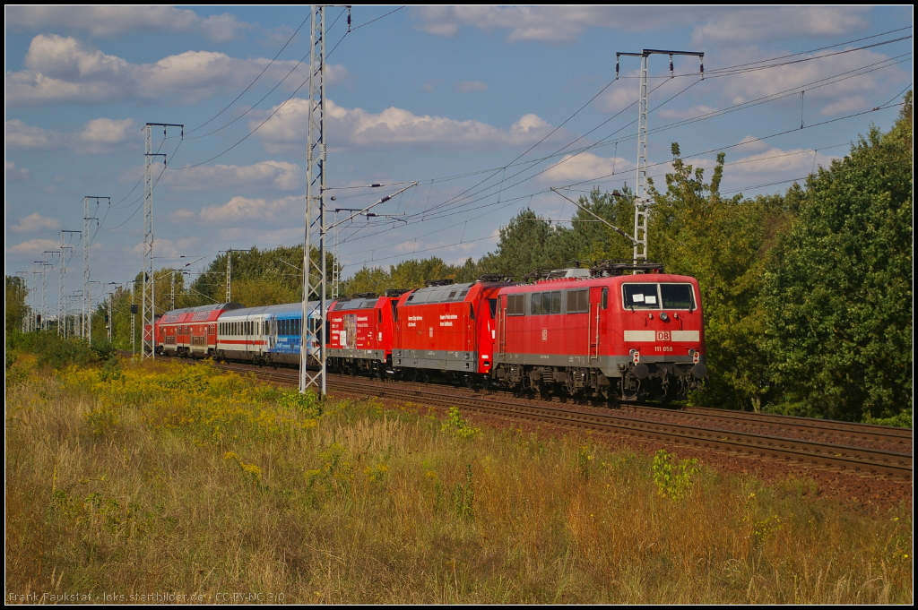 Am Ende eines Pbz lief am 28.08.2014 die bei DB Regio eingesetzte 111 058 durch die Berliner Wuhlheide