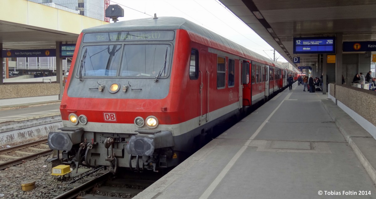 Am Gleis 12 steht der RE nach Minden bereit.
Aufgenommen im März 2014 in Hannover Hbf.