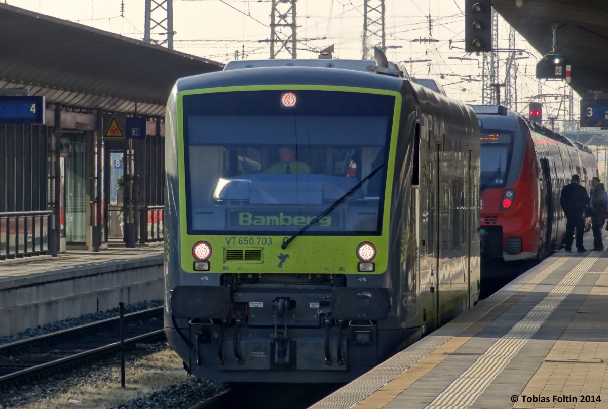 Am Gleis 3 in Bamberg steht ein Triebwagen der Privatbahn Agilis der in K�rze in die Abstellung fahren wird. Dahinter steht der Regionalexpress der Deutschen Bahn nach N�rnberg.
Aufgenommen im April 2014.