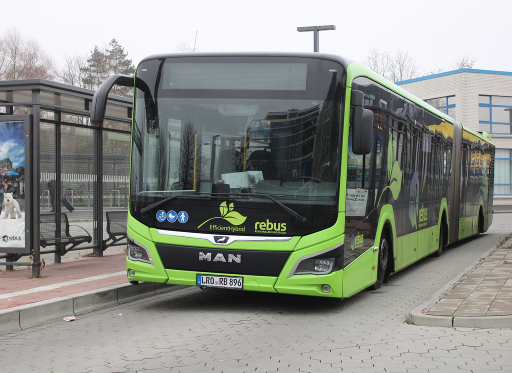 Am Vormittag des 21.12.2025 stand der Man Lions City in H�he Rostock Hauptbahnhof/S�d.