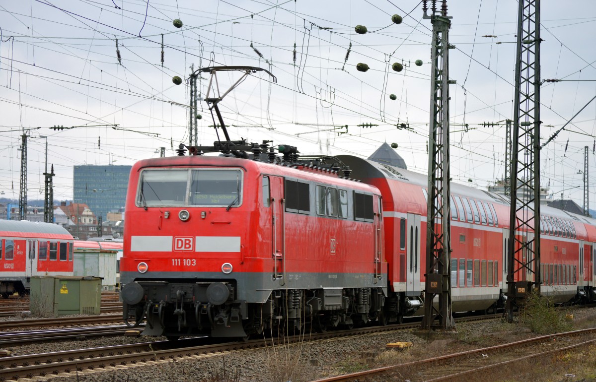 Am Zugschluß eines Regionalexpress nach Heidelberg hing 111 103.Hier bei der Einfahrt in Darmstadt Hbf am 04.02.2015.