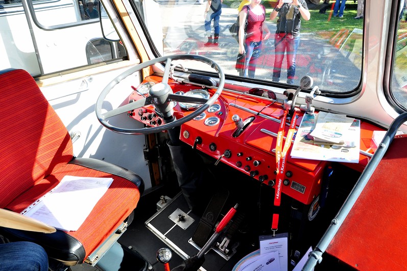 Arbeitsplatz des Fahrers im B�ssing U9, Bj. 1951 bei der Kerschner Oldtimer Schau am 25.4.2015.