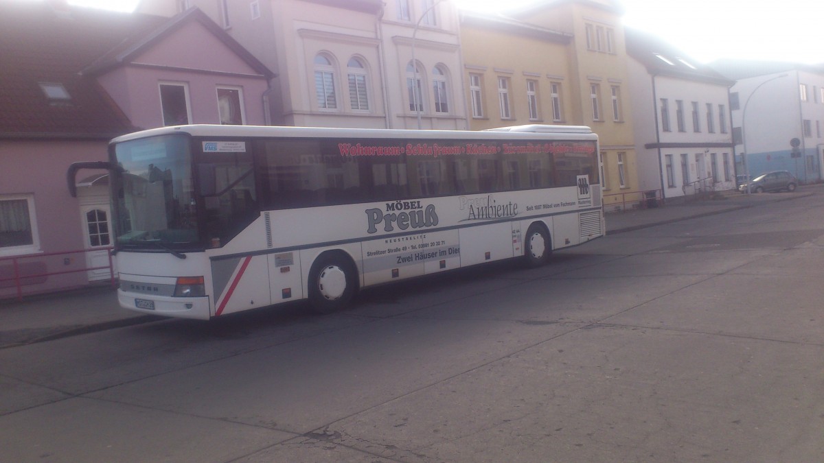 ...auch dieser Setra am Busbahnhof in Neubrandenburg der für ein Möbelhaus in Neustrelitz wirbt