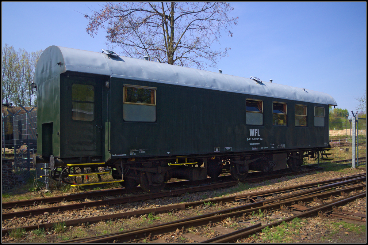 Auf dem Gelnde der Berliner Dampflokfreunde Berlin e.V. in Berlin Schneweide stand dieser Wohnschlafwagen der WFL. Zu sehen war der dreiachsige Umbauwagen whrend des Frhjahrsfest am 21.04.2018 (NVR-Nummer D-WFL 75 80 2329 104-3 Wohnschlafwagen).