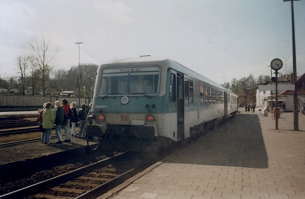 Auf der Fahrt von Tessin nach Wismar legte der 628 698 in Bad Doberan einen planm��igen Kreuzungshalt ein.