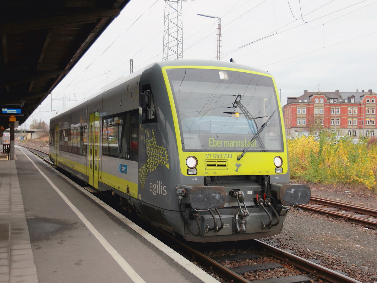 Auf Gleis 5 des Bahnhof Forchheim ( Gro�e Kreisstadt im S�den des nordbayerischen Regierungsbezirks Oberfranken) steht VT 650.708  (NVR-Nummer 95 80 0650 708-0 D-Agil) am 15. November 2015 zur Abfahrt nach Ebermannstadt (Kleinstadt im oberfr�nkischen Landkreis Forchheim) bereit.