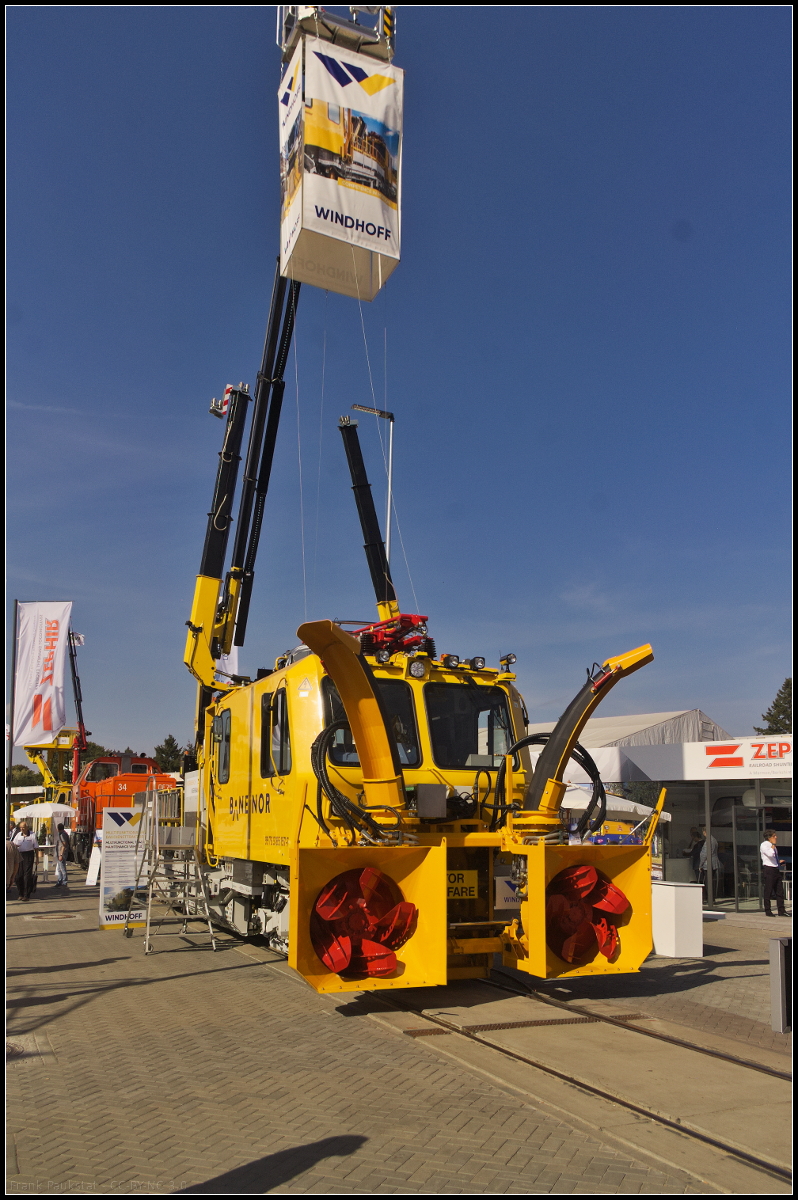 Auf der InnoTrans 2018 stellte Windhoff den Multifunktionalen Baudienstraktor vom Typ 2.2-50L für die Bane Nor vor. Er ist vergleichbar mit einem SKL, er besitzt einen Korb, einen Kran und kann auch mit einer Schneeschleuder wie im Bild zu sehen ausgestattet werden (UIC 99 76 9185 157-7).
<br><br>
Technische Daten (Auszug): LüP 14.240 mm, Achsabstand 9.000 mm, Eigengewicht 41.7 t, Zuladung 3,2 t, Achslast 17 t, Leistung Dieselmotor 522 kW, Vmax 100 km/h.