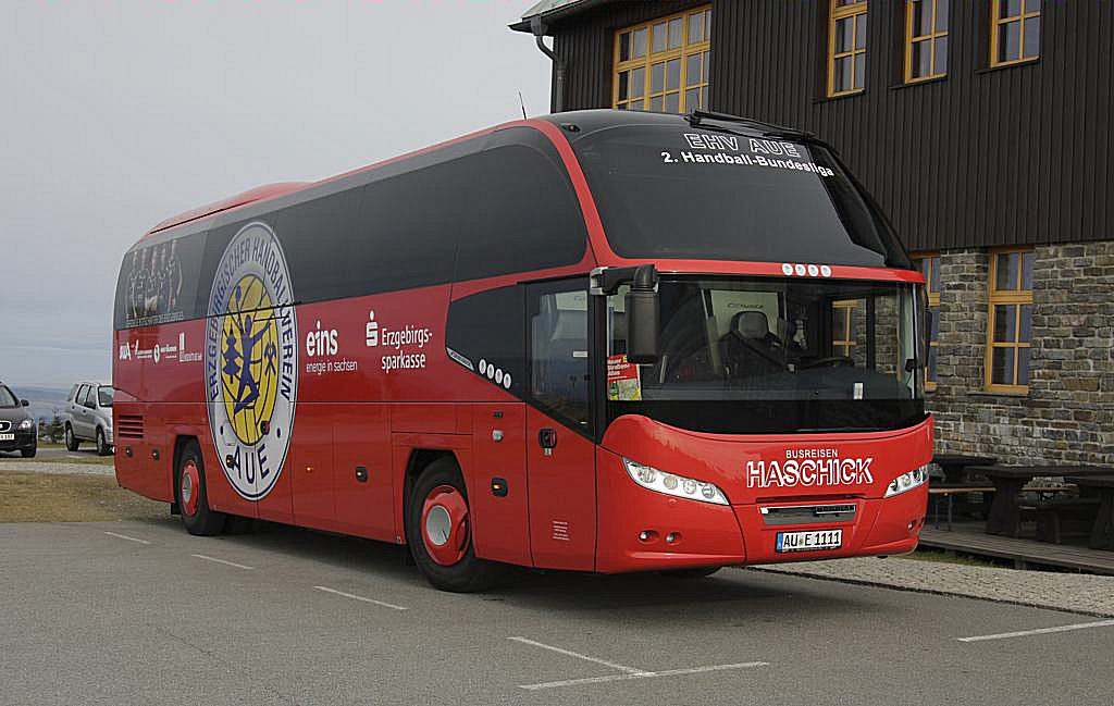 Auf der Spitze des Feldberg im Erzgebirge parkte am 1.11.2013 dieser Neoplan
Cityliner der Fa. Haschick aus Schneeberg. Das Fahrzeug trgt Werbeflchen
fr die 2. Handball Bundesliga und zwar: Erzgebirgischer Handballverein Aue.