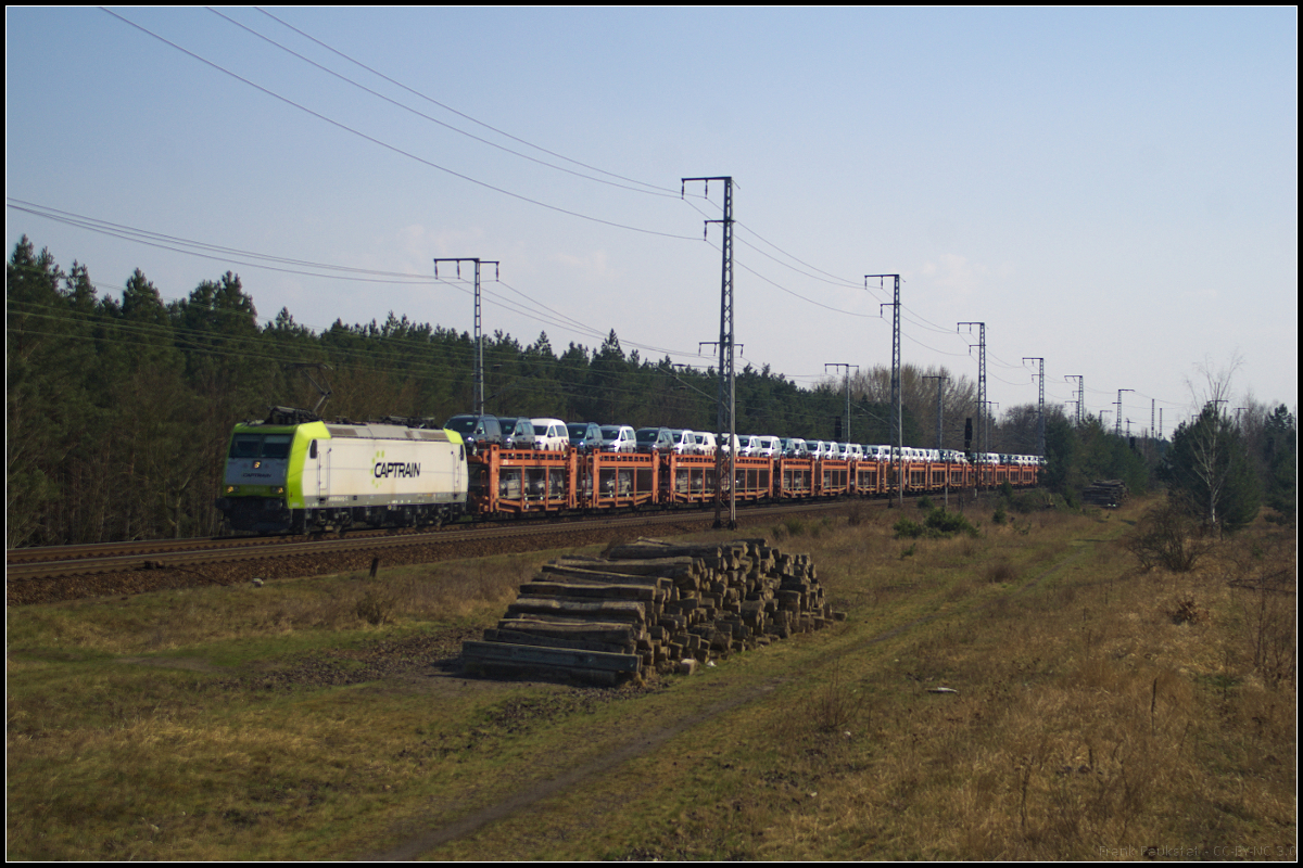 Aus dem Gegenlicht kam ITL 185 542-8 mit neuen Autos. Sie fuhr am 10.04.2018 durch die Berliner Wuhlheide.