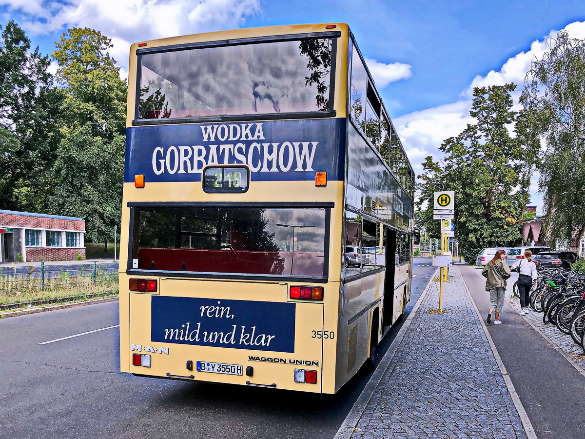 Ausflugslinie 218 - Traditionsbus Berlin an der Station Bahnhof Wannsee am 22. Juli 2020. 