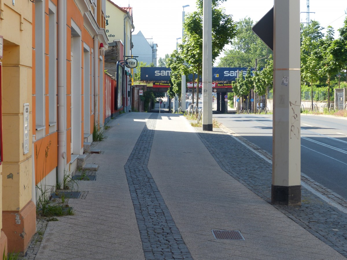 Ausreichend breiter Radweg = zu enger Gehweg. Achtet man aufgrund der nervigen Nölerei von Radfahrern wenigstens auf eine regelkonforme Ausgestaltung der Radwege (rechter Bürgersteigteil im Bild), so müssen die Fußgänger schonmal enger zusammenrücken. Dann heisst es, hintereinanderzulaufen oder auf dem Radweg laufen. Straße der Jugend, Cottbus, 8.6.2014