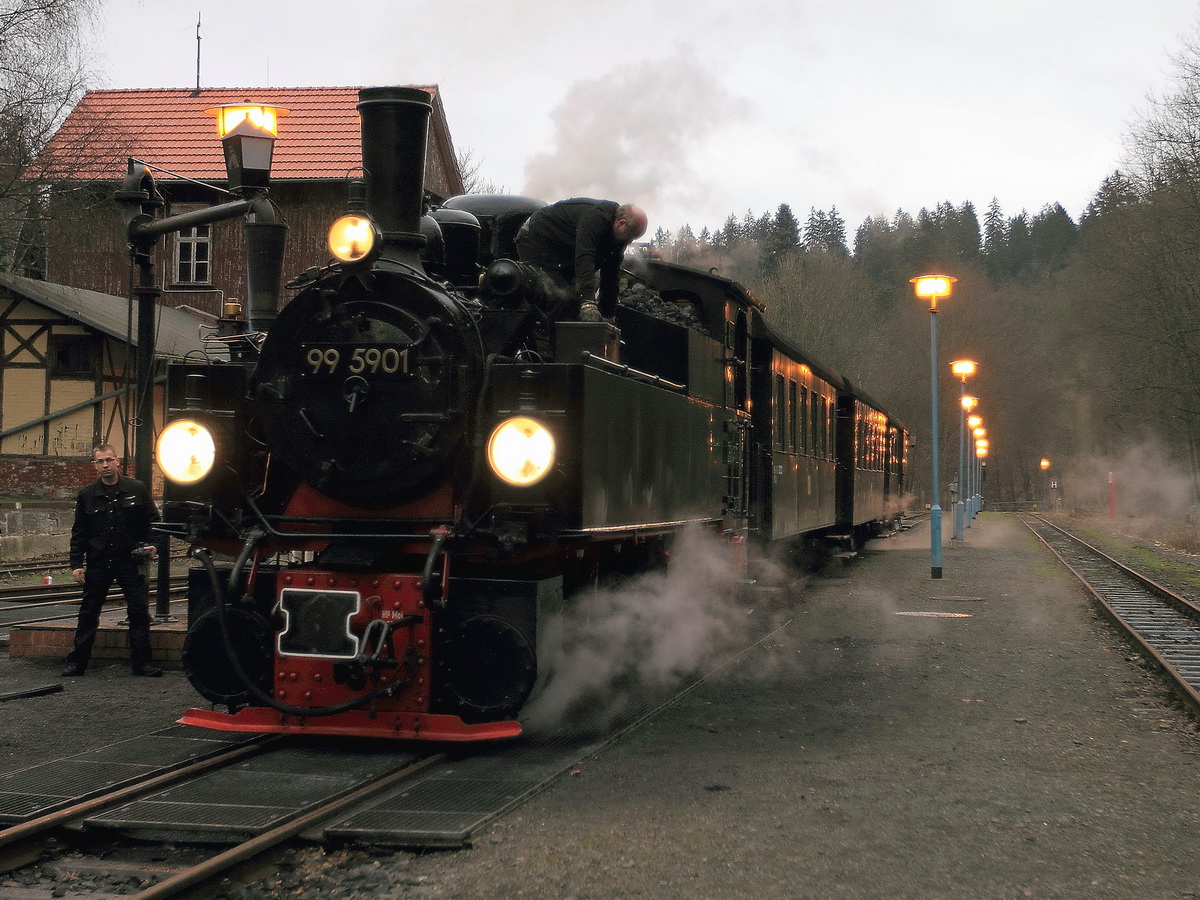 Bahnhof Alexisbad am 30. Januar 2016 steht 99 5901 zu einer Foto-Sonderfahrt (N 89101) bereit.