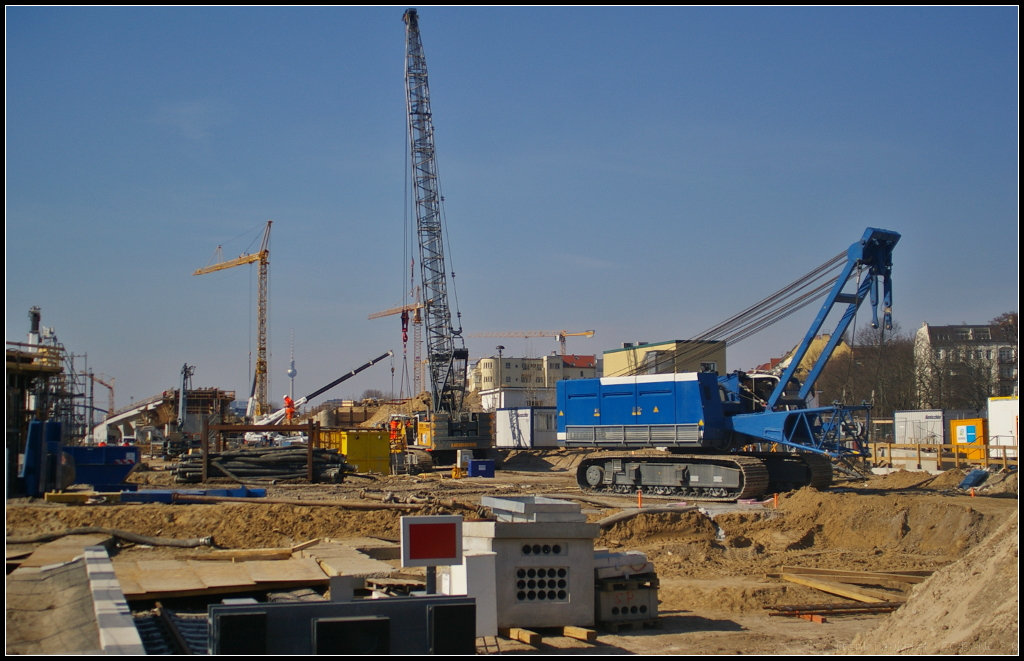 Bahnhof Berlin Ostkreuz, 19.03.2015
<br><br>
Noch wurde rege gebaut an dem neuen Bahnhof und langsam kann man die neue Kurve erahnen.