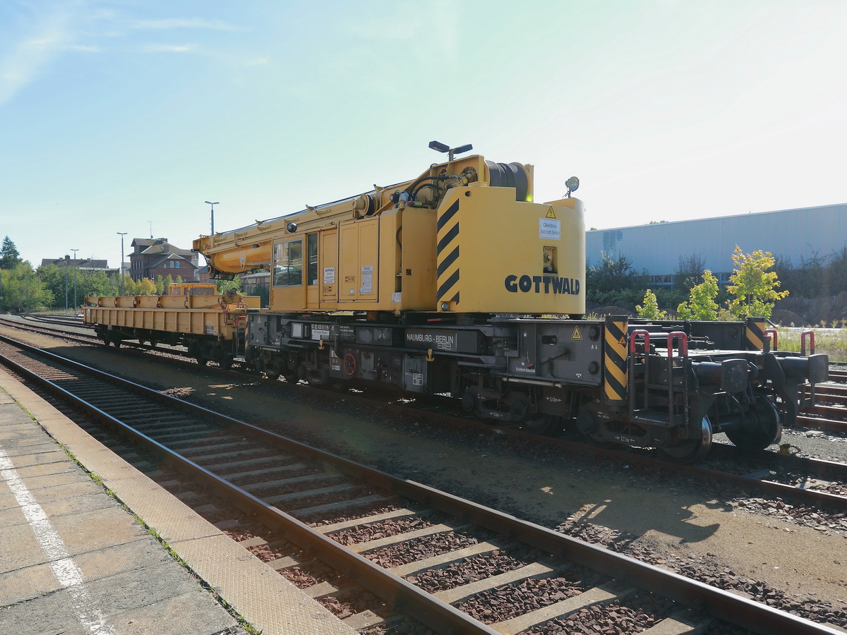 Bahnhof Weiwasser am 02. Oktober 2015, auf einem der Durchfahrgleise steht der Gleisbauschienenkran GS 100.06 der Firma Gottwald (97 82 43 501 19-1). Laut Beschriftung  ist Eigentmer die Firma Gleisbau Sabrodt GmbH Bauunternehmen, An der Siebanlage in 02979 Elsterheide. 
Aufgabe des Kran war es die Brcke ber die Bahnlinie Cottbus - Grlitz zur Sanierung herauszuheben.