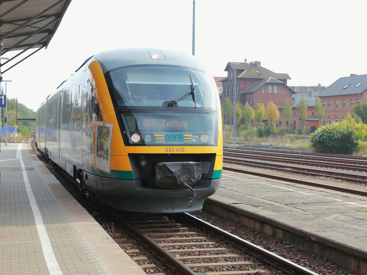 Bahnhof Weiwasser am 04. Oktober 2015, Einfahrt 642 415 als OE 465 zur Weiterfahrt in Richtung Cottbus. 