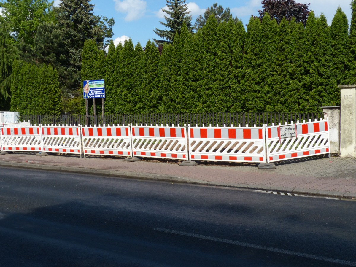 Baustellen und Radwege - statt die Benutzungspflicht an dieser Stelle aufzuheben, sollen die Radfahrer absteigen. Sinnvoller wäre es gewesen, den Radweg hier zum Gehweg umzudeklarieren, damit auch Fußgänger noch einen Weg haben. Absteigen, damit man Fußgänger ist - und dann auf dem (nicht aufgehobenen) Radweg laufen. Ahnungslosigkeit allenthalben :-) 30.5.2015, Heidestraße in Dessau-Roßlau