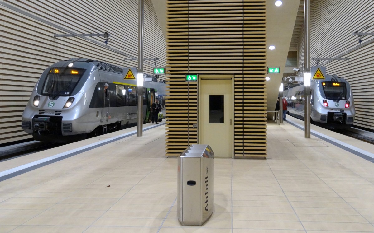 Begegnung zweier S-Bahnzüge in der Station Leipzig-Markt.
Aufgenommen im Dezember 2013.