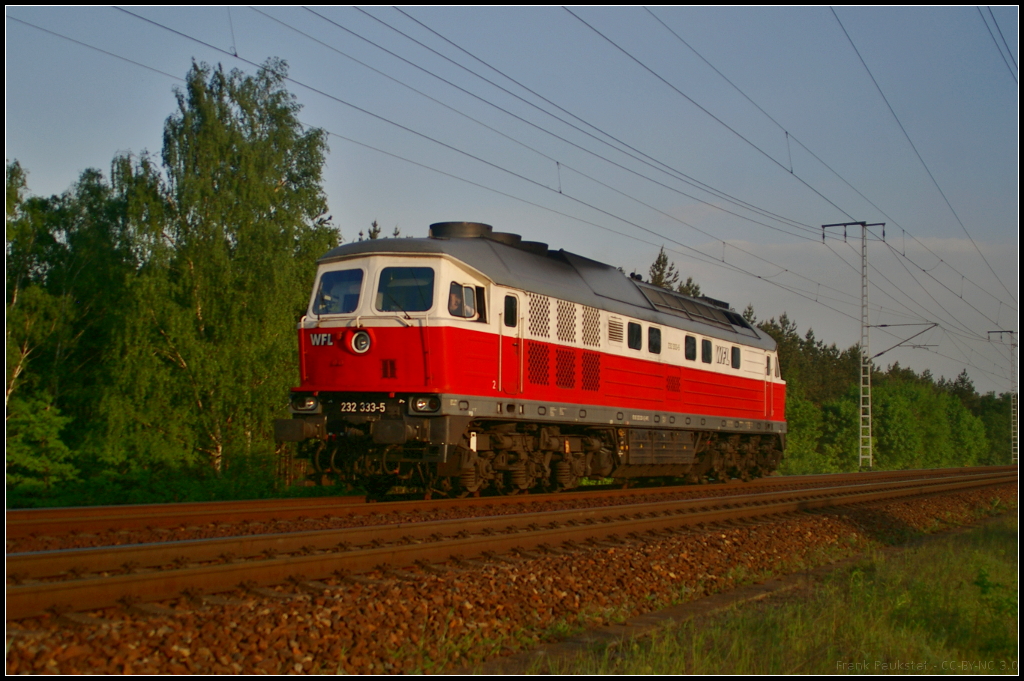 Bei abendlichen Sonnenschein fuhr WFL 232 333-5 am 19.05.2017 solo durch die Berliner Wuhlheide