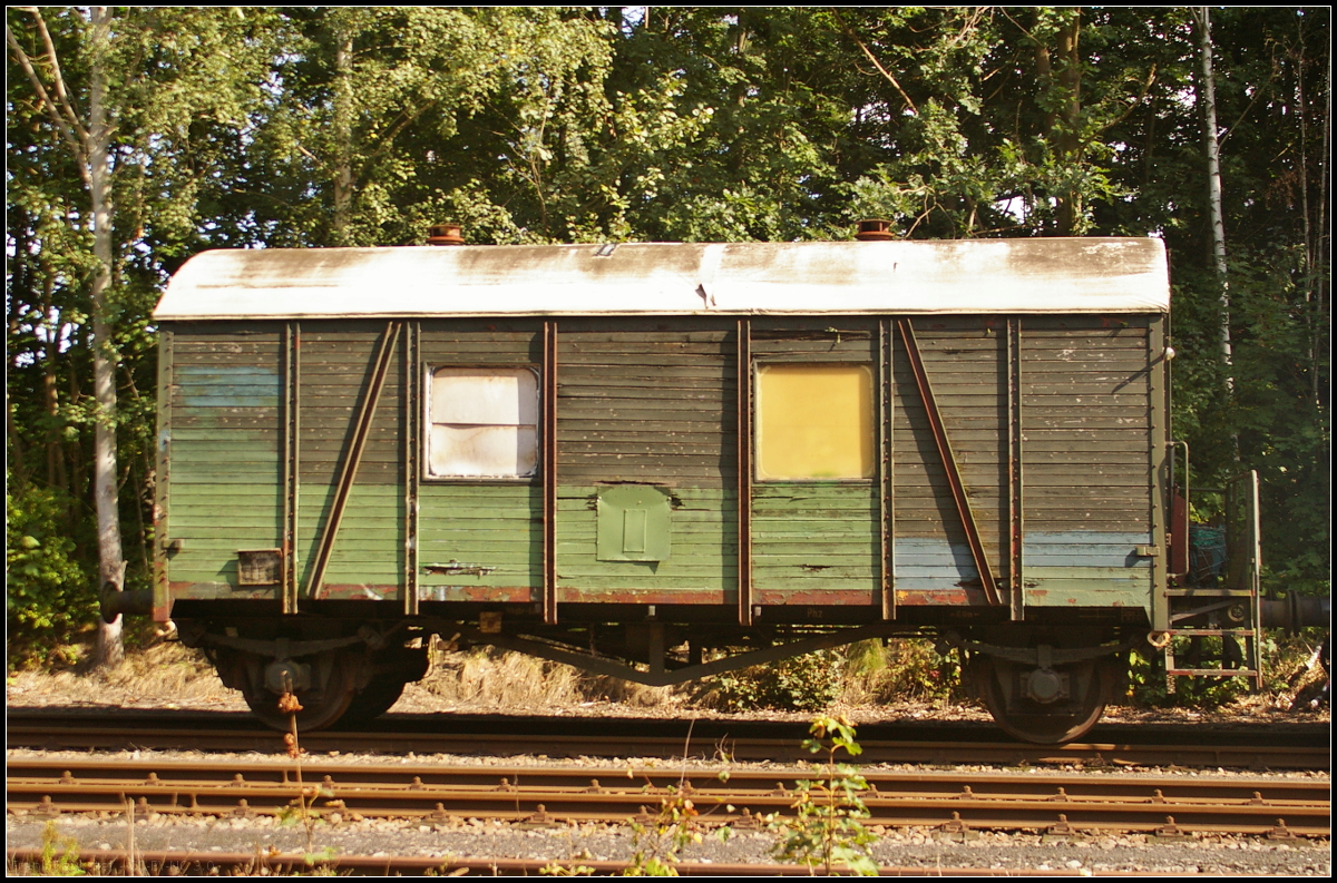 Bei der AG Märkische Kleinbahn e.V. ist auch dieser ehemalige zweiachsige Dienstwagen im Bestand. Es handelt sich um einen ehemaligen Güterwagen aus dem Gattungsbezirk Oppeln, der von der DR der DDR zuletzt als Bauzug-Gerätewagen eingesetzt wurde. Während des Tag der offenen Tür am 10.09.2017 in Berlin-Lichterfelde konnte der Wagen in Begleitung eines Vereinsmitglied fotografiert werden, da er auf einem Außengleis stand. Danke dafür!