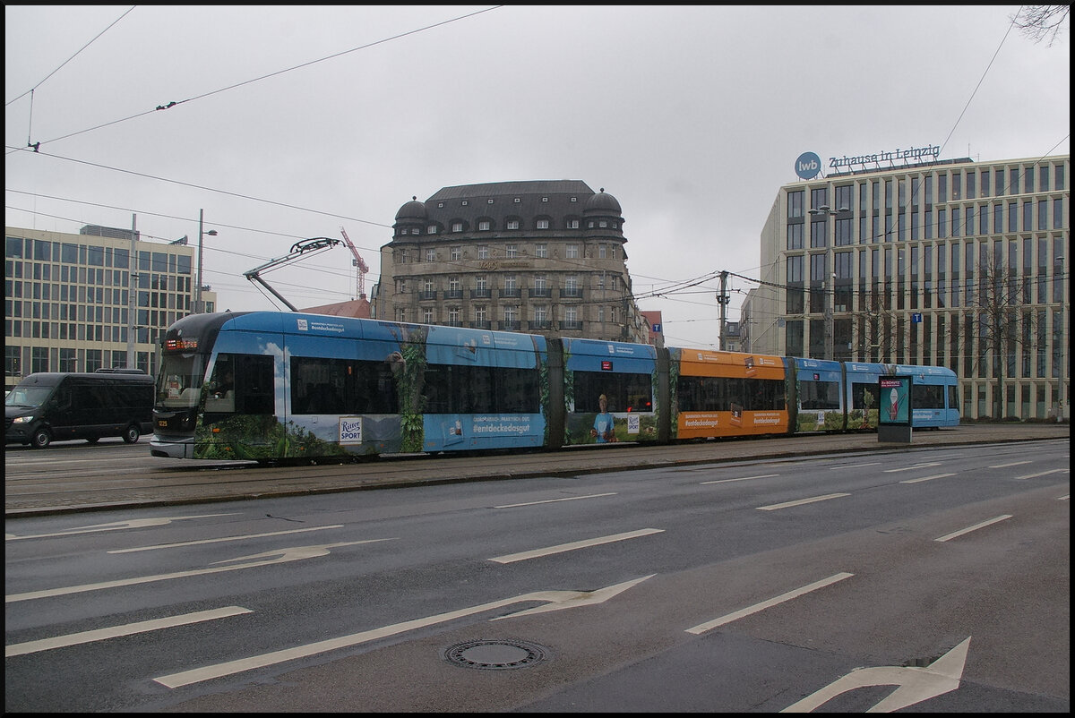 Bei bedecktem Himmel macht sich LVB 1225 auf um in die Haltestelle  Hauptbahnhof  einzubiegen, Leipzig Hauptbahnhof, 22.03.2023 (Bombardier Flexity Classic XXL, NGT12)
