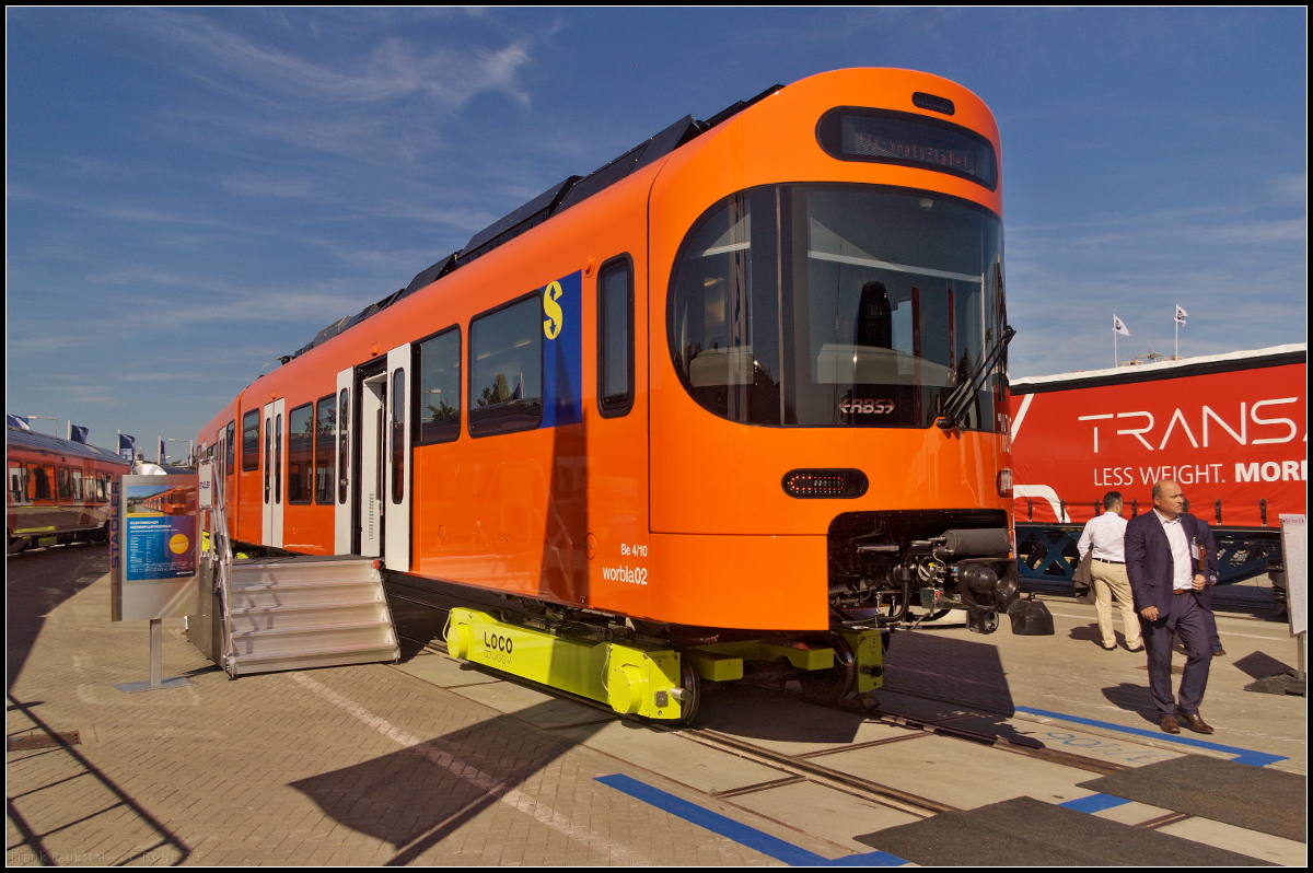 Bei dem Be 4/10 'Worbla' der Regionalverkehr Bern-Solothurn (RBS) handelt es sich um vierteilige Triebzüge für den S-Bahnverkehr zwischen Bern und Worb. Der Zug bietet insgesamt 102 Sitz- und 380 Stehplätze bei 60 m Fahrzeuglänge. Erreicht wird eine maximale Geschwindigkeit von 100 km/h, voll redundante Traktions- und Leittechnik. Ausgestellt war der 'Worbla02' auf der InnoTrans 2018 mit Hilfsdrehgestellen, da der Triebzug für Meterspur ausgelegt ist.