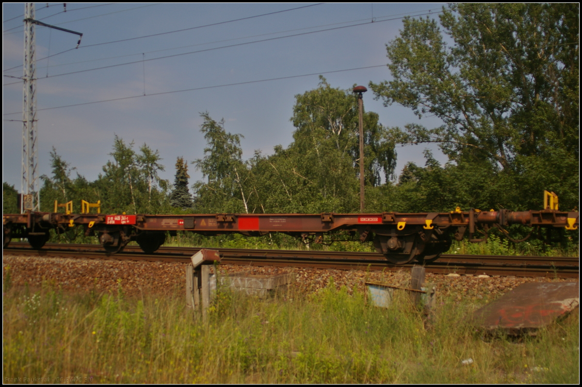 Bei dem Flachwagen in Sonderbauart der Gattung Lgns 583 handelt es sich um einen Containertragwagen, der von der DB Cargo AG eingesetzt wird. Eingereiht war der Wagen in einem Zug weiterer gleicher Wagen der am 09.07.2017 durch die Berliner Wuhlheide fuhr (D-BTSK 25 80 4435 241-1 Lgns 583)