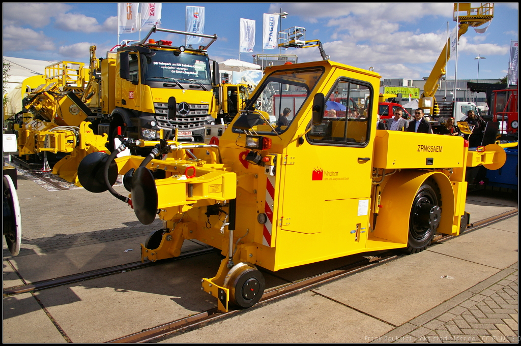 Bei dem ZRW35AEM der Firma Windhoff GmbH handelt es sich um ein Rangierfahrzeug fr den Werkstattbereich. Angetrieben wird es elektrisch ber Akku. Ausgestellt war das Fahrzeug auf der InnoTrans 2014 in Berlin

Daten: Zugkraft 35 kN, Anhngelast nominal 600 t, Eigengewicht 9 t, Spurbreite 1000 bis 1600 mm, Geschwindigkeit 8 km/h, Antriebsleistung 20 kW
