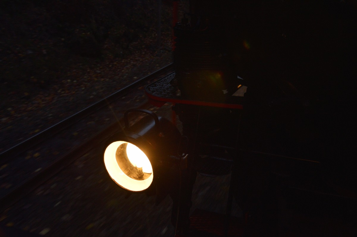 Bei der Einfahrt mit P 1010 war es am 25.10.2015 in Niederschlag schon dunkel, sodass die Loklaternen der 99 1772-5 hell leuchteten.