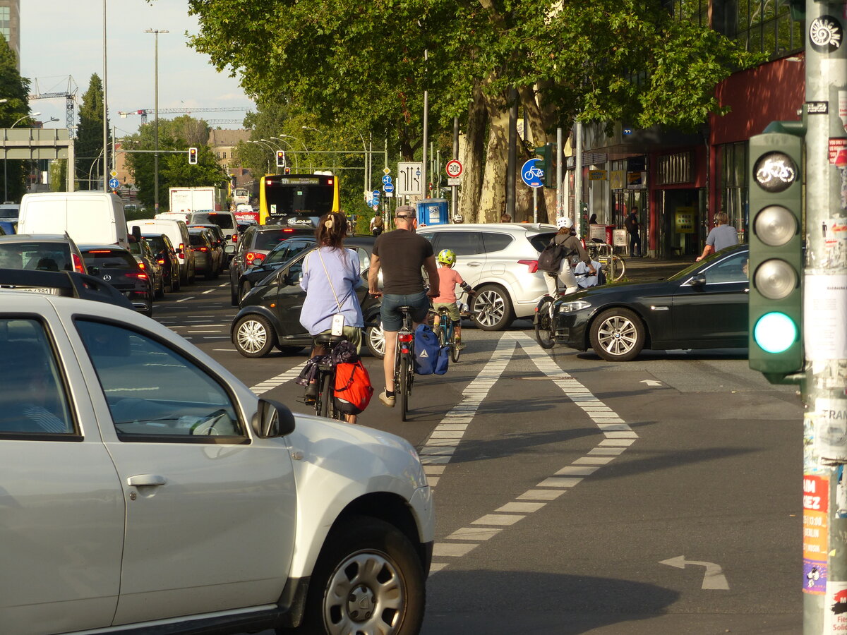 Bei grüner Ampel ist es sicher - so erzählt man es insbesondere Kindern. An dieser Kreuzung wird man im Berufsverkehr keine Ampelphase finden, die sicher ist. Auch gut zu erkennen -  feindliche  Ampelschaltung, das abbiegende Auto hat gleichzeitig mit geradeausfahrenden Radfahrern grün. 1.9.2025, Elsenstraße Ecke Am Treptower Park in Berlin