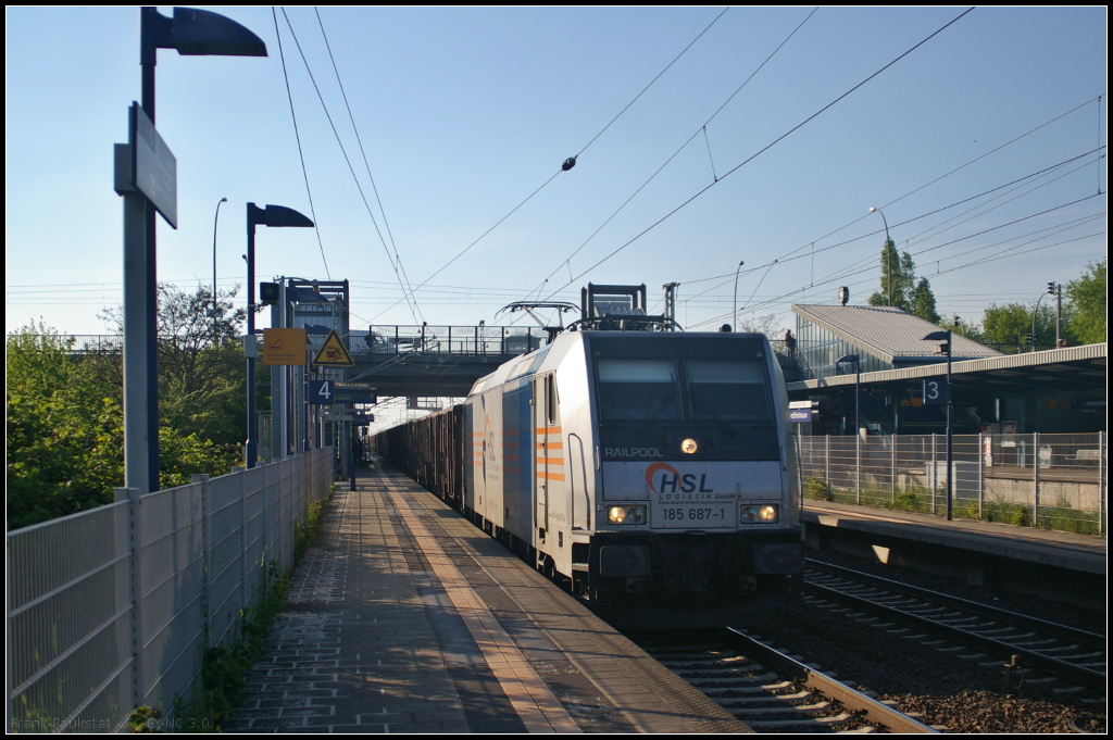 Bei immer länger werdenden Schatten kam am 11.05.2017 HSL 185 687-1 mit Schrott durch den Bahnhof Berlin-Hohenschönhausen gefahren