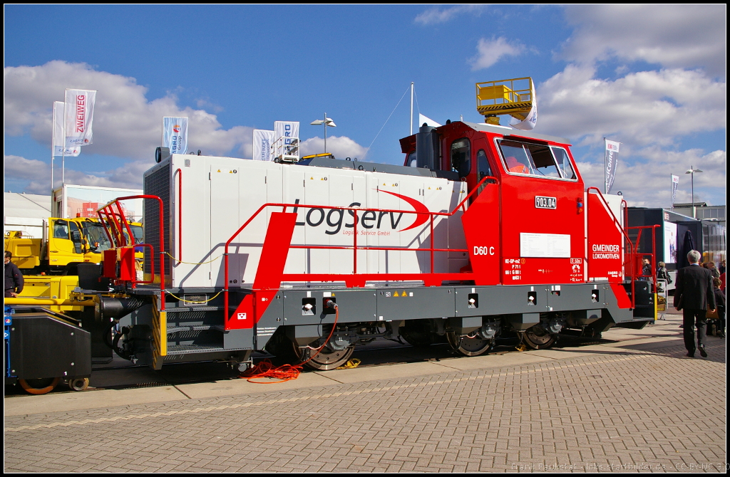 Bei der LogServ 903.04 handelt es sich um eine neue Lok des Typ D60 C von Gmeinder aus Österreich. Ausgestellt war die Lok auf der InnoTrans 2014 in Berlin
<br><br>
Daten: Spurweite 1435 mm, Achsfolge C, Höchstgeschwindigkeit 40 km/h, Motorleistung 690 kW, Anfahrzugkraft 218 kN, Gewicht 67.5 t, LüP 10.8 m, Breite 3.1 m, Höhe 4.3 m
