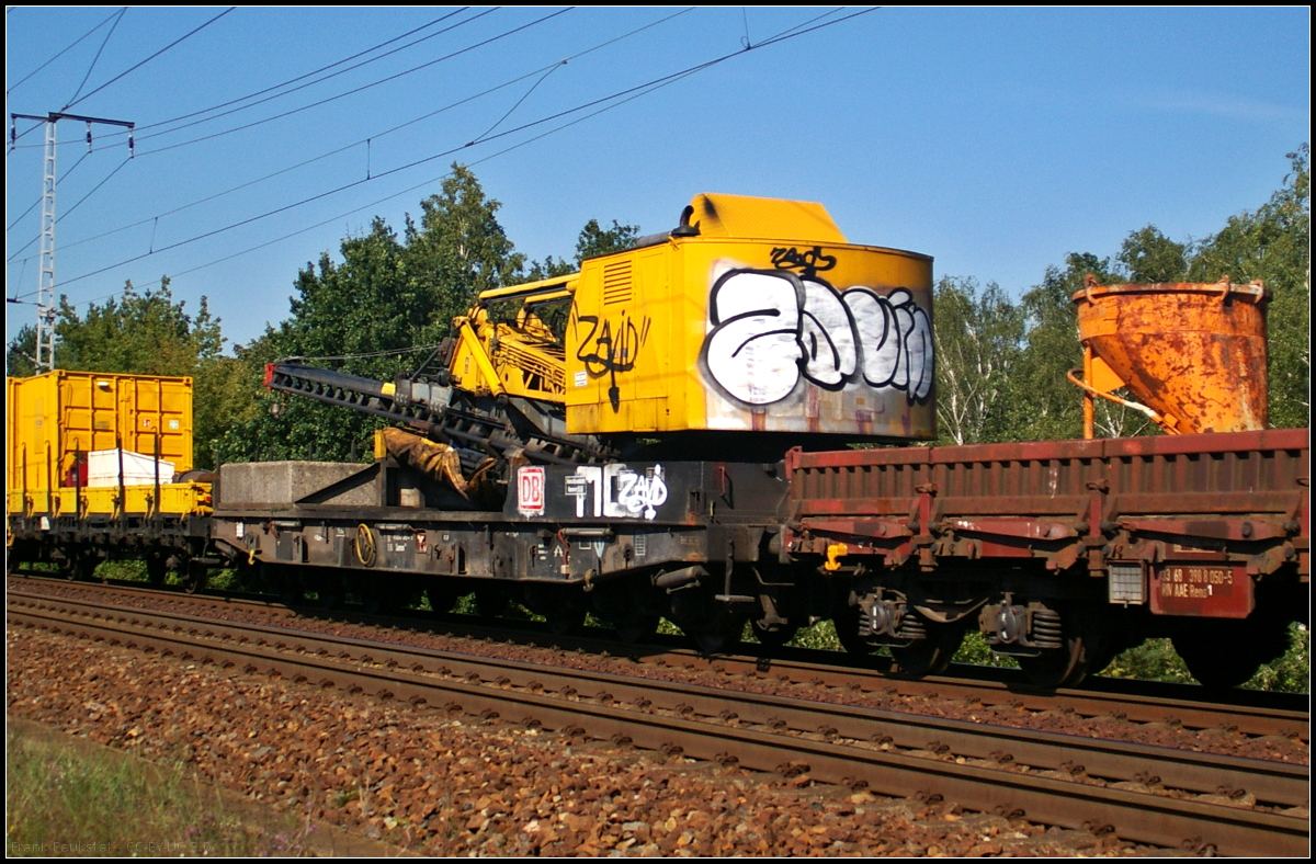 Bei der Ramme handelt es sich um eine typische Waggonramme, die auf einem Flachwagen der Gattung Samms 709 montiert ist und von dort aus arbeitet. Hersteller ist Orenstein & Koppel und die Ramme wird von Spitzke SE eingesetzt (D-DB 81 80 4865 384-9 Samms 709)