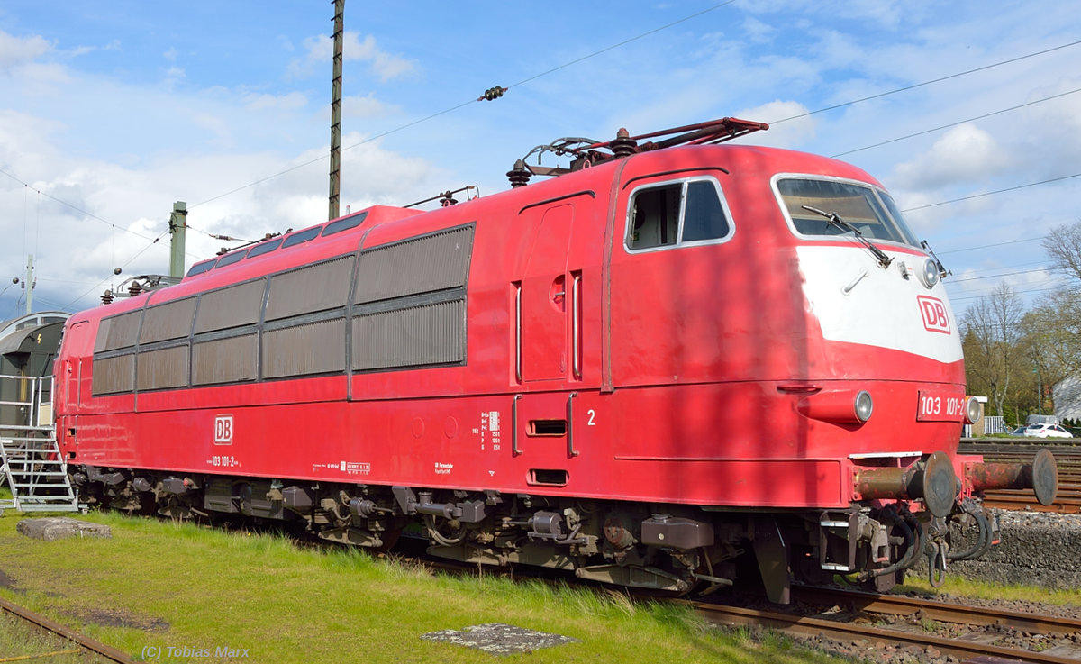 Bei schönstem Wetter glänzte die 103 101-2 in der Nachmittagssonne im Eisenbahnmuseum Darmstadt-Kranichstein am 16.04.2016