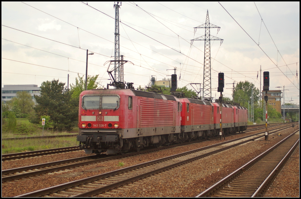 Bei trüben Wetter fuhr die an DB Cargo vermietete 143 326-7 mit einem Lokzug bestehend aus 143 050, 143 972 und 143 644 (offene Tf-Tür) am 14.05.2017 durch (Berlin) Schönefeld Flughafen