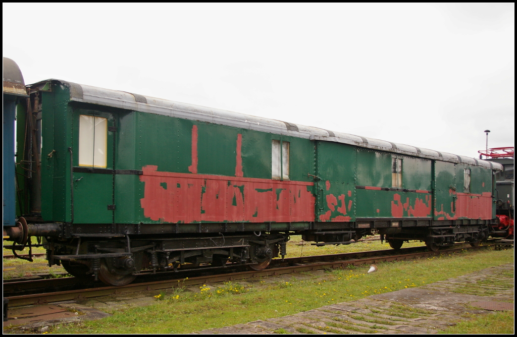 Bei der Veranstaltung  30 Jahre Traktionswechsel in Wittenberge  am 06.05.2017 konnte man auch die Wagenbestnde entdecken. So auch diesen Gepckwagen mit jeweils 2 Schwiebetren und ursprnglich 4 Fenstern. Das grere linke Fenster wurde zugeschweit, andeutungsweise durch die Rostschutzfarbe zu sehen. Der Wagen trgt am Rahmen ein leeres UIC-Raster und die Nummer 105 433. Durch die Rostschutzfarbe ist nichts mehr zu erkennen, doch nach einiger Suche konnte der Wagen identifiziert werden: Umbau in den 1960er Jahren in 51 80 92-59 002-6 De 932. Gebaut wurde der Wagen ursprnglich in der Gothaer Waggonfabrik 1931 als Pw4-30.